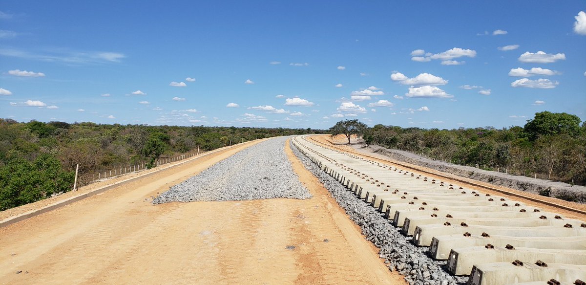 Por que a ferrovia é tão importante?
☑️reduz o custo do transporte
☑️melhora a renda e a distribuição da riqueza nacional
☑️reduz a emissão de poluentes
E outros muitos motivos!

Saiba mais no site da #Valec (bio)

📷Dormentes assentados na #FIOL 2,Bahia

#ValecÉoBrasilNosTrilhos