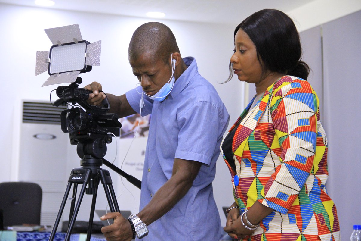 MamaprojectA's tweet photo. #PAGOF Les défis de l’investigation en images (TV, Mojo et digital) avec Mma Camara, exercice journaux en image. @CFImedias @expertisefrance @AFD_en @TatianaMossot #MaMaProJect https://t.co/FWPBKaoDDd