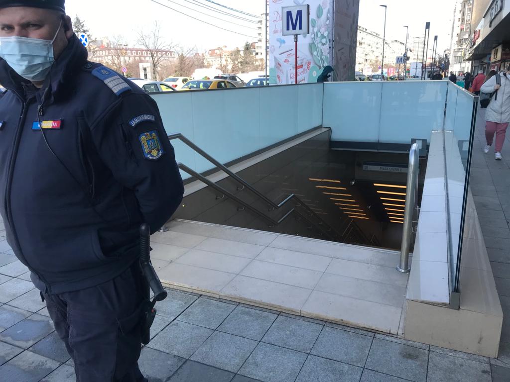 romanya_haber's tweet image. Başkent #Bükreş'teki metro istasyonlarındaki işletmelerin çalışma kontratlarının iptal edilmesine tepki gösteren #Metrorex sendikası yönetimi, bu sabah ani bir kararla greve gitti. Metroya giriş kapıları kapandı, yolcular geri dönmek zorunda kaldı.