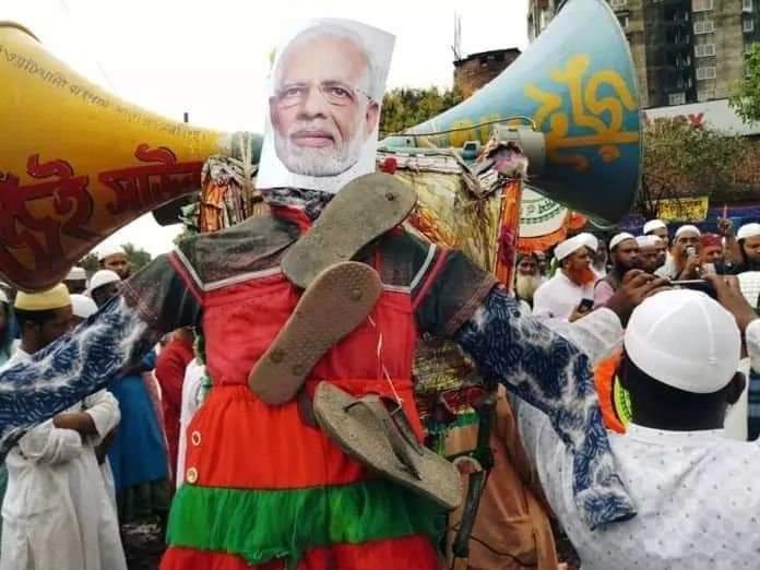 Ubaidullah3727's tweet photo. बांग्लादेश में मोदी के ख़िलाफ़ प्रोटेस्ट्स में 4 लोगों की मौत, चिट्टागोंग में दर्जनों &amp; राजधानी ढाका में 50सों लोग ज़ख्मी

प्रोटेस्ट्स में हज़ारों की तादाद में लोग शामिल हुए
पुलिस ने आंसू गैस का इस्तेमाल, लाठीचार्ज और 
लाइव गोलियां चलाई

#AntiModiProtests https://t.co/UTvT4D4Yq1