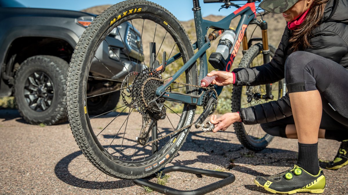 Topeak_Intl's tweet photo. 💪  Make life easier at the trail head with the Tune Up Stand X. It supports your bike by the chainstay and seatstay to make maintenance a breeze. #PrepareToRide #BuiltForSpace #Topeak

https://t.co/5b8stBTHpR https://t.co/D9b8sy0i5r