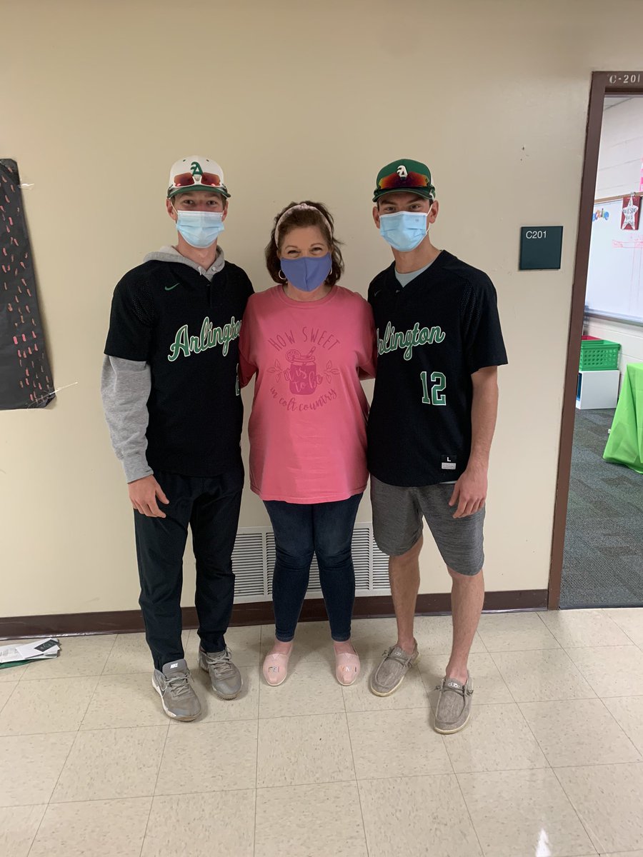 AHSColtBaseball's tweet photo. @TwoBoysRanch Tracy Winkles spoke to the team about #great11 before we delivered our notes and donuts to the amazing faculty and staff here at Arlington High School. We challenge all who read this post to “serve others with acts of kindness for nothing in return” https://t.co/M15pe2biJ7