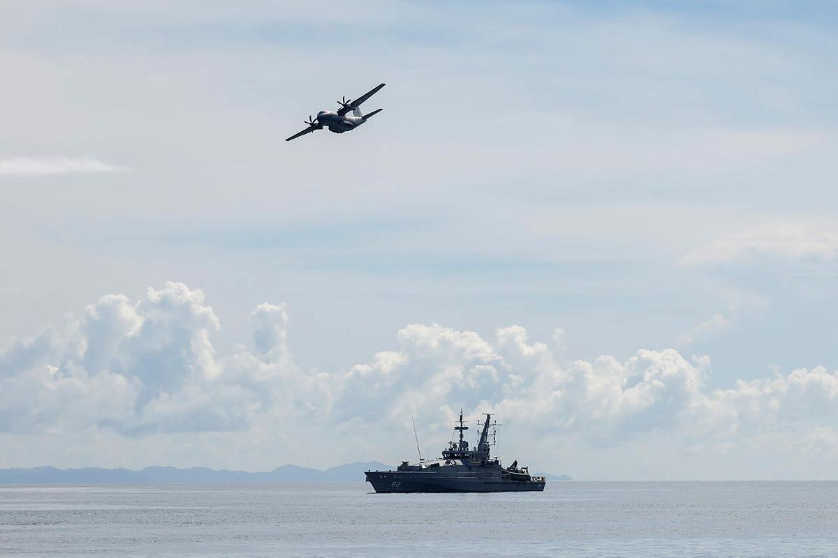 LDO_Australia's tweet photo. The ADF has helped protect fishing industries in the SW Pacific by taking part in a maritime surveillance operation. HMAS Maitland and a @AusAirForce #C27J #Spartan were deployed on #OperationSolania supporting @TunaFFA | via @DeptDefence https://t.co/xeKFqZFx98

📸 @DeptDefence https://t.co/suM7lwuwR9