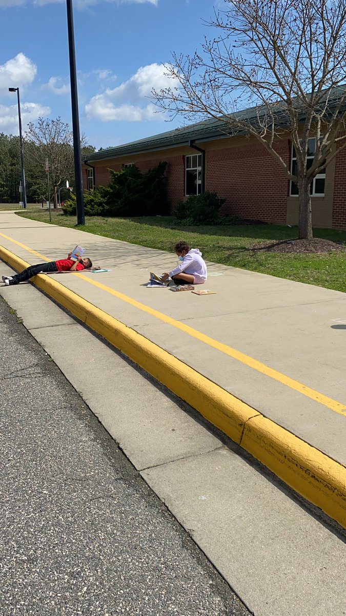 smithclass205's tweet photo. Outside reading today!! @ScottScorpions @EScottPTA #onccps https://t.co/00TeOxENkj