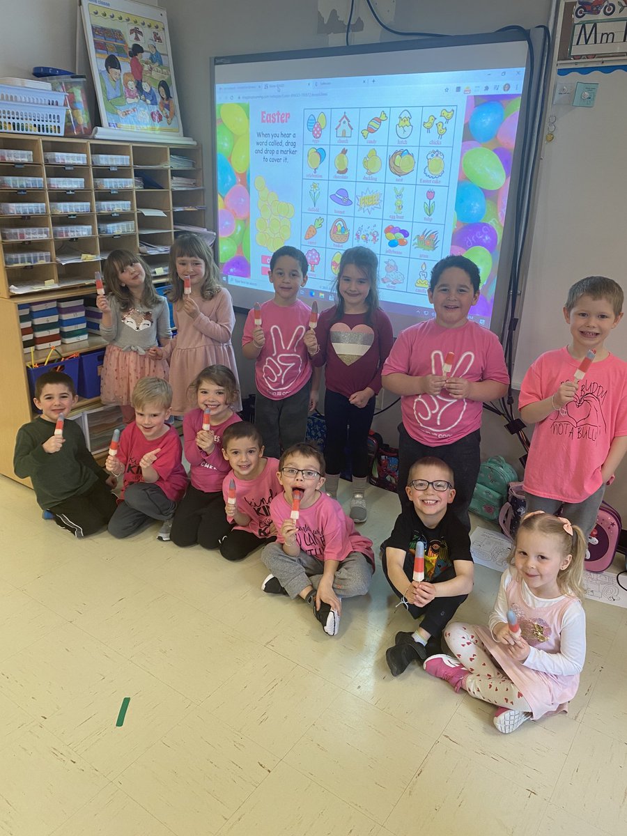 MadameHillier's tweet photo. We won Bingo! ⁦@Topsail_Elem⁩ https://t.co/cFIEpzQiqQ