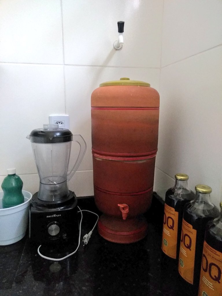 merciaramari's tweet photo. E eu que na reforma aqui de casa mandei colocar uma torneira em cima da bancada pra encher o filtro?

Vocês vão indo que eu to voltando kkkkkkk https://t.co/mc2iK6cwmG