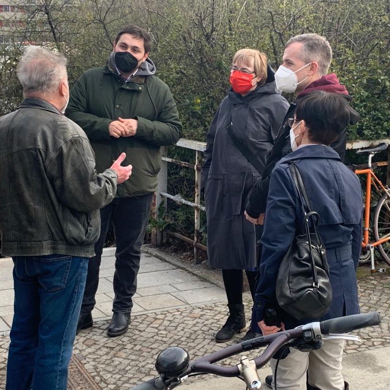 Rundgang über die Fischeinsel mit <a href="/SonKmai/">Sonja Kreitmair</a> <a href="/spdfrakmitte/">SPD Fraktion Berlin-Mitte</a> und der IG #Fischerinsel Für gepflegte Grünanlage, sichere Wege und ein Gesamtkonzept ist noch viel zu tun! Wir bleiben dran. Foto <a href="/FrankEnzmann/">Frank Enzmann</a>