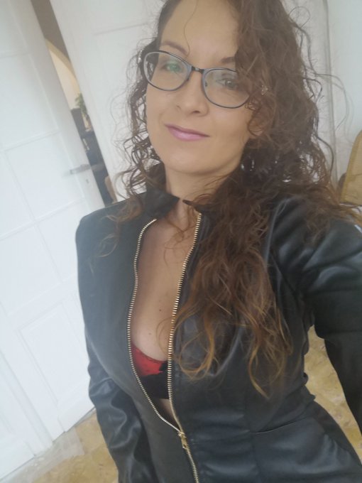 Quoi de pr&eacute;vu ce soir ? 👄 https://t.co/s7QchxPGe6