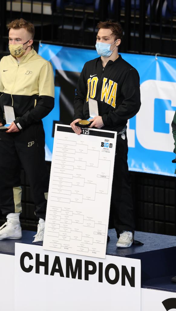 uiowa's tweet photo. Help @Hawks_Wrestling star Spencer Lee earn his second consecutive Hodge trophy. The recognition is the highest award recognition in college wrestling. Go @LeeSpencerlee36 !! Vote: https://t.co/HQSjzKXao1 #VoteSpencerLee https://t.co/vRVYRdkjSX
