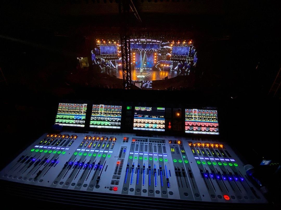The Soundcraft Vi3000 digital mixing console features Soundcraft's renowned FaderGlow illumination as well as four Vistonics II touchscreen interfaces. Thanks for sharing, IG user akashshivakumar! Learn more about the Vi3000: bddy.me/3fhMoOX #Soundcraft #Vi3000