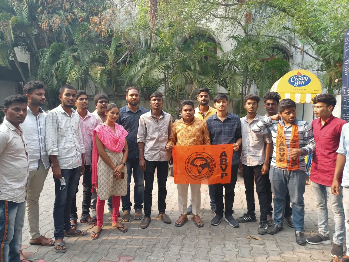 charangoud777's tweet photo. ABVP Telangana Unit has organised "Chalo Assembly" protest against TS Govt. dictatorial regime and strongly opposed the increasing of retirement age of govt. employees from existing 58 to 61 &amp; demanded to to fill the 1.91 Lakh job vacancies.
@ABVPVoice @iLaxmanG @ABVPTelanagana https://t.co/DSuOwe62b2