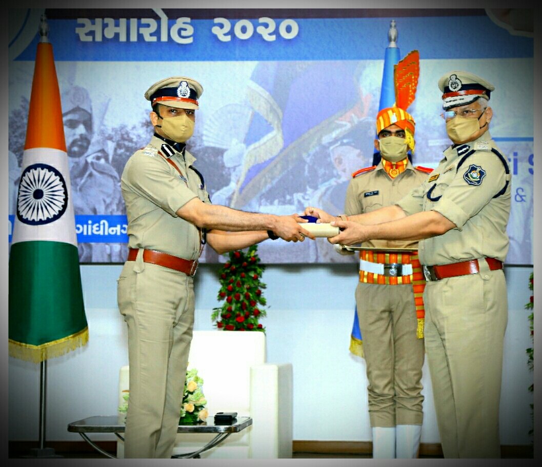 dave_janak's tweet photo. #ATS DIG @himanshu_rewa को आज @IndiaCoastGuard ने कमन्डेशन डिस्क
से नवाजा।वह हकदार भी है।

देश मे कई सुरक्षा एजेंसिया के बीच,हर कोई दूसरे से बेहतर करने की कोशिश मैं हो,ऐसे में बाकी एजेंसी भी आपके आपके काम करने के तरीकों और कारनामो को नवाज़े तो मानना पड़ेगा,बंदे मैं है दम...
(1/2) https://t.co/XGdLZatAFs