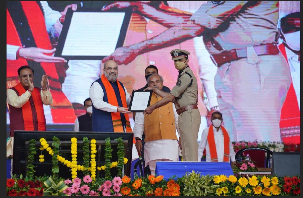 dave_janak's tweet photo. #ATS DIG @himanshu_rewa को आज @IndiaCoastGuard ने कमन्डेशन डिस्क
से नवाजा।वह हकदार भी है।

देश मे कई सुरक्षा एजेंसिया के बीच,हर कोई दूसरे से बेहतर करने की कोशिश मैं हो,ऐसे में बाकी एजेंसी भी आपके आपके काम करने के तरीकों और कारनामो को नवाज़े तो मानना पड़ेगा,बंदे मैं है दम...
(1/2) https://t.co/XGdLZatAFs