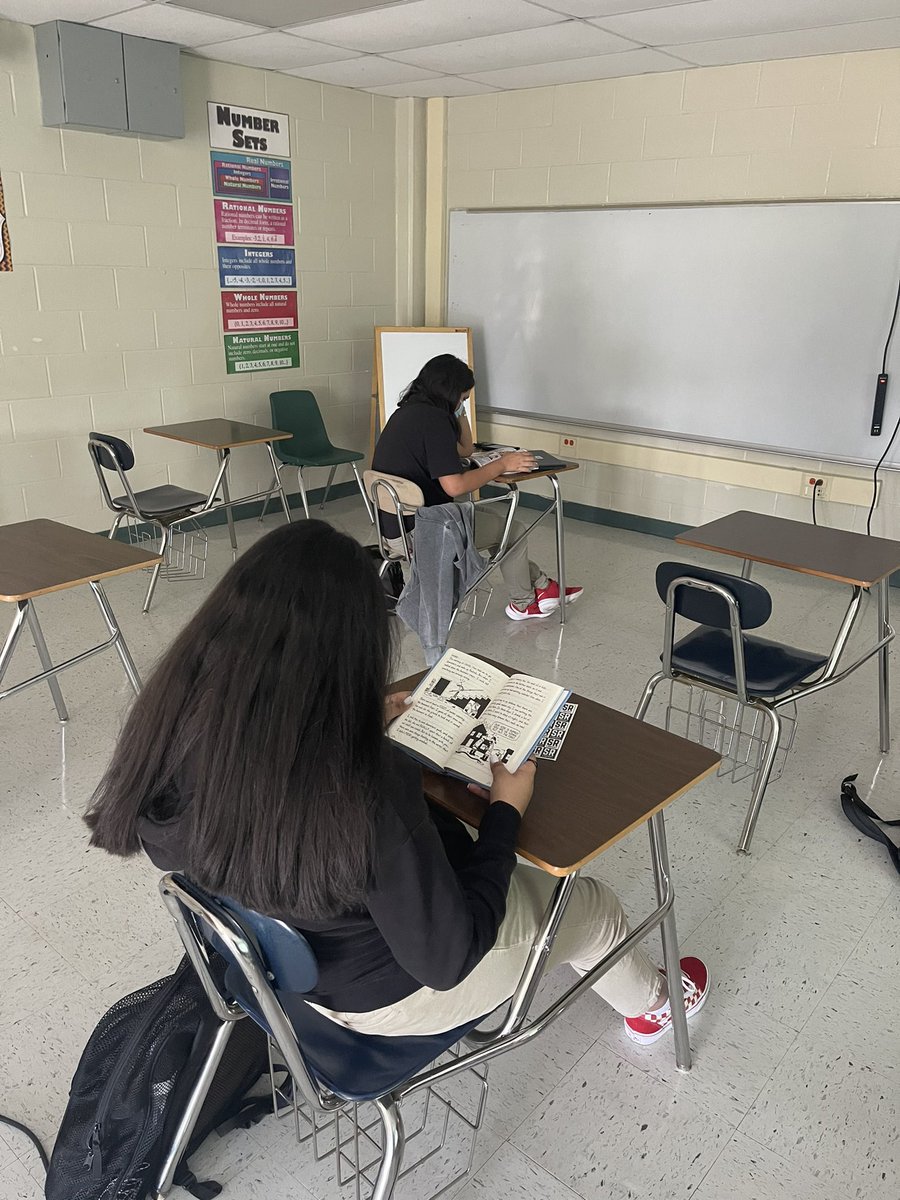 MissLyons_'s tweet photo. Getting those minutes in even in math class! These girls finished early and went straight to the books! #rebelsread @sulrossreads https://t.co/gSuLH0VjvF