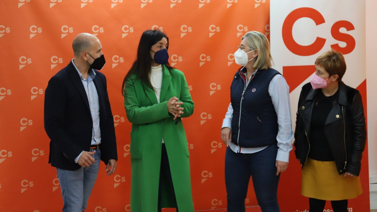 CsCValenciana's tweet photo. 🍊🔝 Tras su elección unánime como síndica de @CsCValenciana en Les Corts, @rut_merino ha atendido a los medios de comunicación.

➡️ Ha estado acompañada por los portavoces adjuntos @mventuracs, @mamen_peris y @JoseAMartinezCs.

📡 ¡Te lo contamos! https://t.co/UrZZ4ce87q