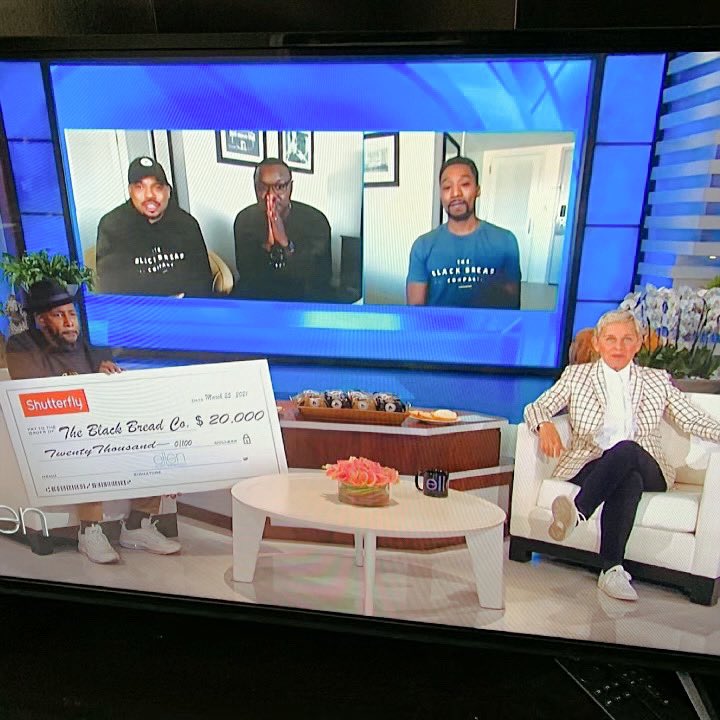 TheBlackBreadC0's tweet photo. This really happened 🤩
Thank You @theellenshow ❤️
Thank You @shutterfly 😭
It’s only just begun ✨
-
#blackbreadco #theellenshow #boldandfresh #supportblackbusiness #buyblack #blackhistory #blm #requestblackbreadco #privatebreadclub https://t.co/gXGOw0JKhC ❤️🖤💚 https://t.co/Wnz6PEcZYx