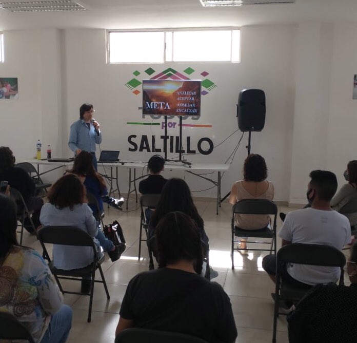 mariocontreras1's tweet photo. El Alcalde @manolojim , y como una acción más en apoyo a la población de Saltillo se imparte la conferencia "liberación integral" a cargo de "El Glison" quien destaca la fuerza interior para superar todos los obstáculos que se presentan en la vida #CCSaltillo2000 https://t.co/SAhKdUjqtp