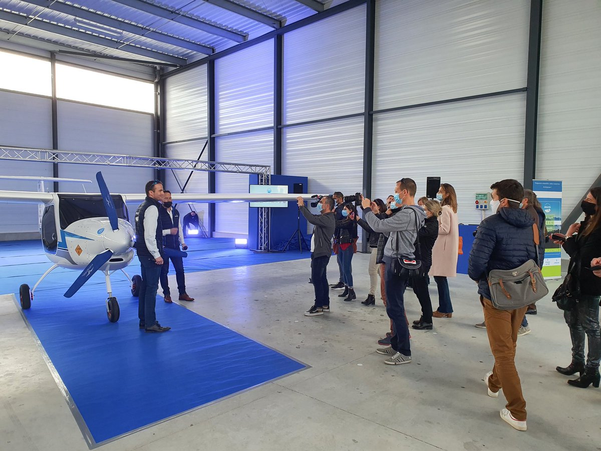 Conférence de presse: inauguration du 1er avion électrique  de la région Auvergne Rhône-Alpes 
✈ Le Velis Electro du projet #greenareo d' <a href="/avialpes/">Avialpes</a> 
1er opérateur privé en France à exploiter un avion 100% électrique 
#ecologie #transitionecologique 
<a href="/AlaurentAnais/">Alaurent Anais</a> <a href="/AOPTeam/">AOP | Agence Olivia Payerne</a>