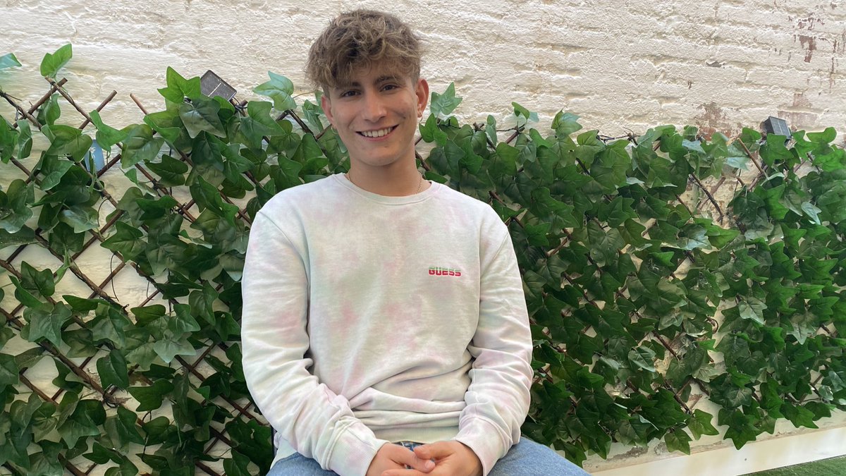 Top50Oficial's tweet photo. Acabamos de estar con nuestro querido @nickmaylo_, que nos ha contado muchas cosas sobre su nuevo single ‘Tras de Ti’ y sus planes de futuro. Muy pronto podrás ver la entrevista en nuestro canal de YouTube. 💫 https://t.co/6KcvXmtj2f