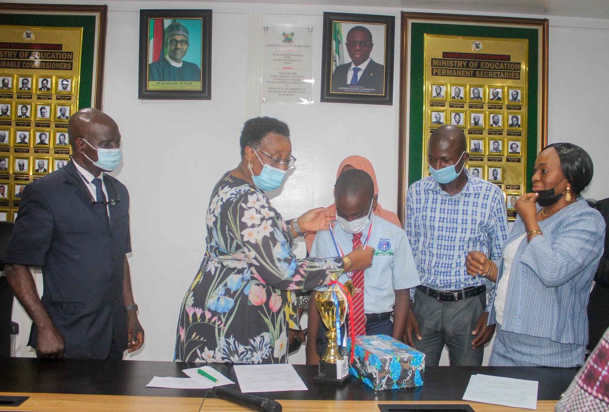 TaqwaSchools's tweet photo. 📸 The Honourable Commissioner, Lagos State Ministry of Education, @lasgeducation,  receives Abdul-Rahman Olaleye after his excellent performance at the 2021 ANNUAL JETS COMPETITION. https://t.co/XwzMGftXCJ