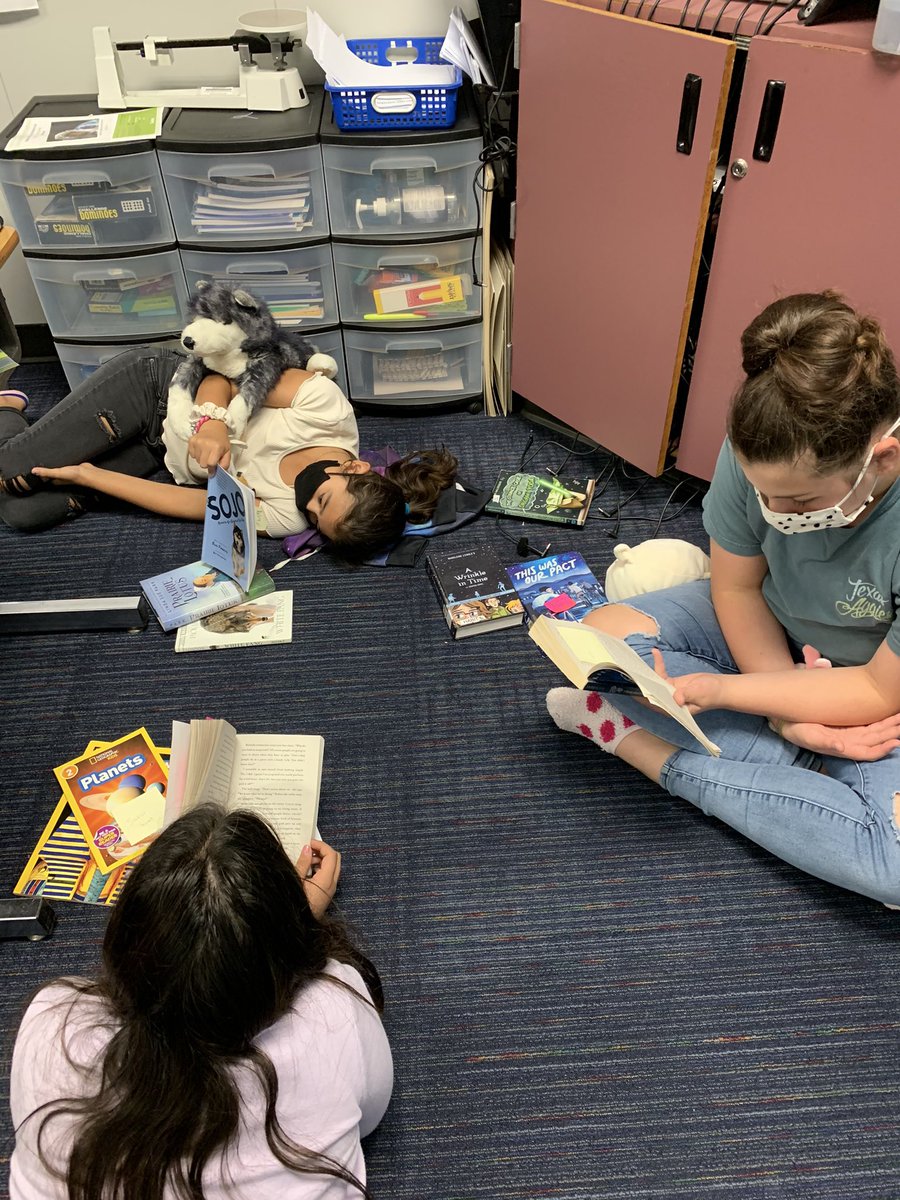CafeauKate's tweet photo. My in-person class read a total of 8,562 pages for this year’s #iditaREAD! We are celebrating with a #read-in, slippers, and sled dog names! Congrats to this year’s #iditarod teams, we 💕you! #bayimpact2021 @BayEaglesSoar @ClearCreekISD https://t.co/QfAjvCKPhG