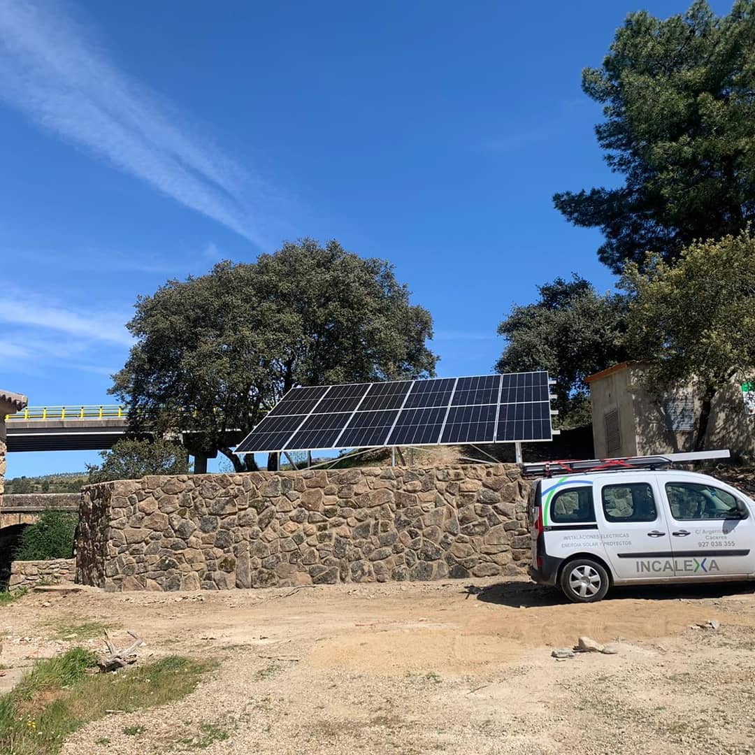 Os mostramos la instalación aislada que hemos realizado esta semana en una piscina natural de Sierra de Gata, Cáceres. Es una instalación de 6 kW, con 24 baterías. #incalexa #energiafotovoltaica #EnergiaSolar #autoconsumo #ahorro #energialimpa #stopcambioclimatico