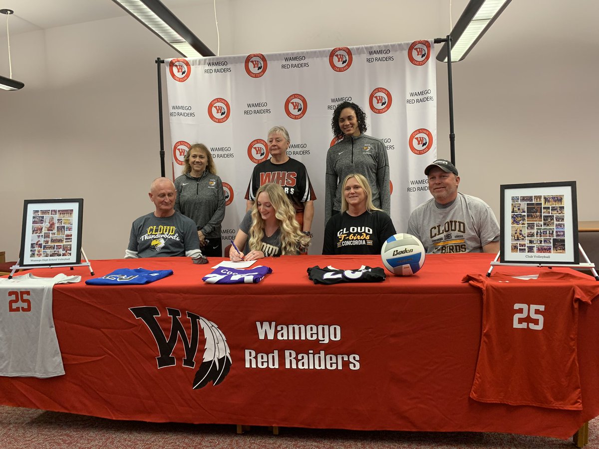 kenziecooper25's tweet photo. it’s official!! 💛🖤 @CloudVolleyball @CCCCsports https://t.co/46WJQNoKLB