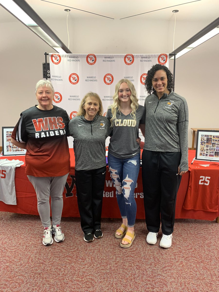 kenziecooper25's tweet photo. it’s official!! 💛🖤 @CloudVolleyball @CCCCsports https://t.co/46WJQNoKLB
