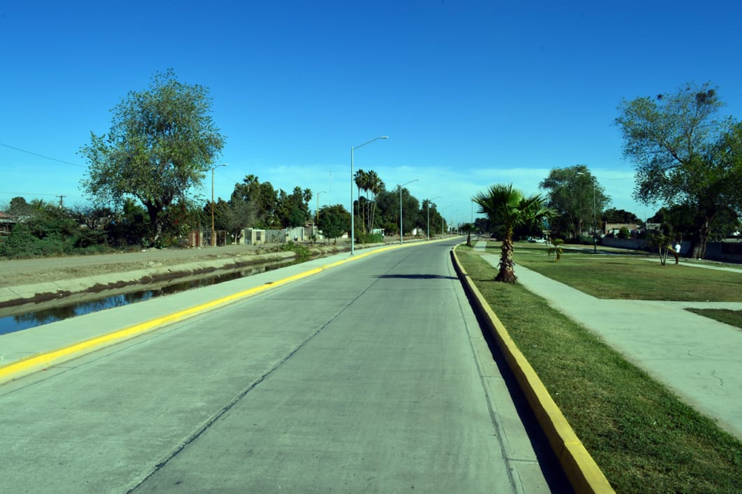 SinaloaSop's tweet photo. Pavimentación  de la Calle del Canal Cañedo, en Navolato es un acto de Justicia Social para sus vecinos. Más de 50 años  de gestiones y hoy el Programa de Pavimentación del @sinaloagobmx que encabeza @QuirinoOC les cumple.
https://t.co/1YkLSITC6v https://t.co/eYUo21lnnO