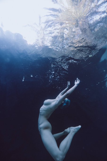 serving you underwater mermaid realness. photography by Damon Loble https://t.co/TqPJARQEMa