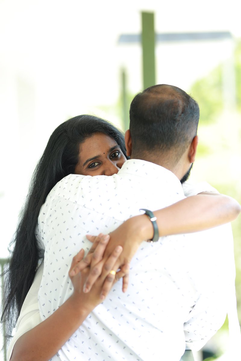 QN199407's tweet photo. ങും...ശല്യം സഹിക്ക വയ്യാതെ ഫോട്ടോഗ്രാഫർ  അയച്ചു തന്നതാണ്.
ഹൃദയത്തോട് ചേർത്ത് നിർത്തിയ ഈ പടം ന്തായാലും ഒത്തിരി ഇഷ്ടായി.. എന്റെ താടികാരനൊപ്പം 😍😘 @Travel_Bug89 https://t.co/HhmW9wSeg7
