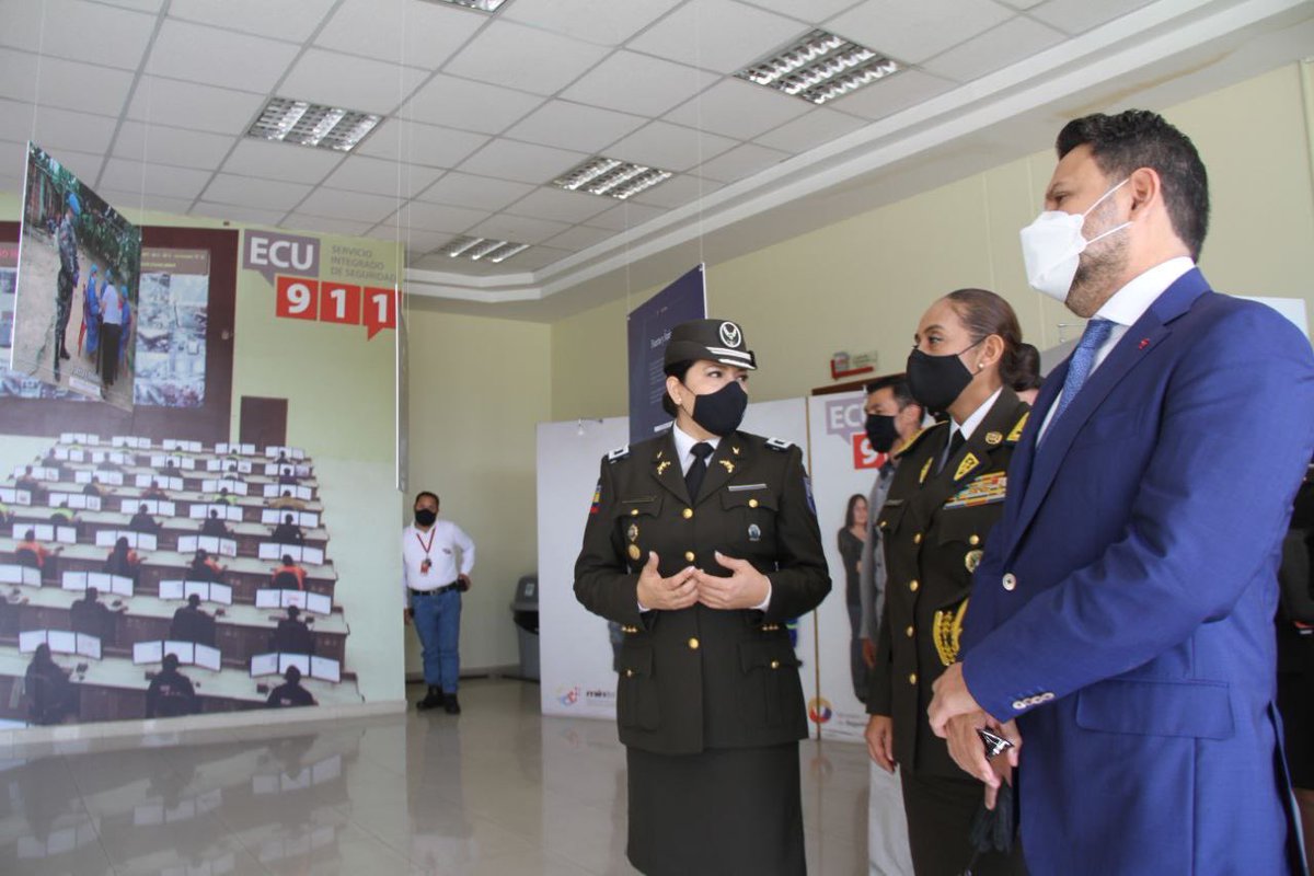 MinGobiernoEc's tweet photo. 📍En #Quito, el ministro @martinezjg y la #CmdtGralPolicía Tannya Varela, presentan el Libro 'Fuerza y Ánimo', que en 200 páginas recoge historias gráficas de la @PoliciaEcuador en su labor frente a la pandemia por #Covid19, sin descuidar la #SeguridadParaTodos.

#ContigoPolicía https://t.co/8FTmMiSleD