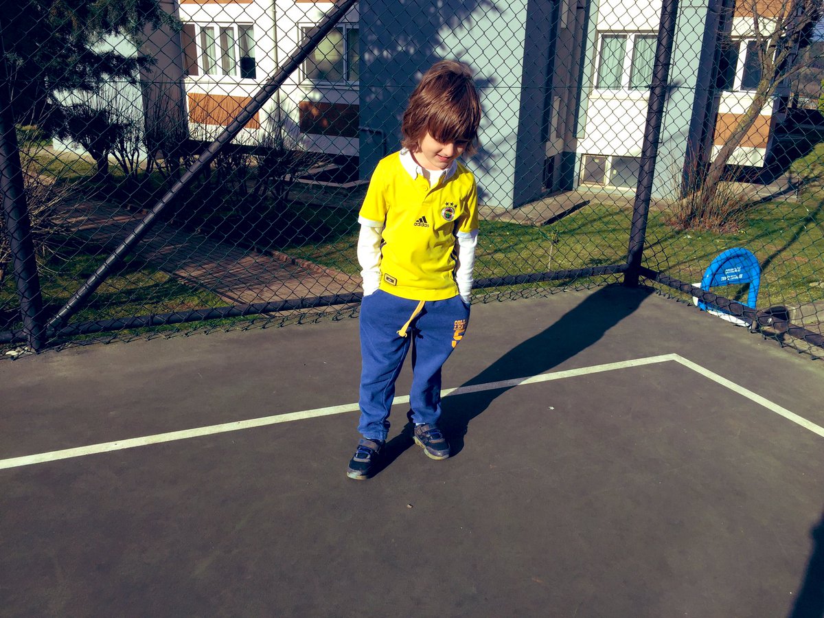 ayz_ata's tweet photo. #siyahbeyazchallenge olmaz #challenhe dediğin #sarılacivert olur...💙💛 https://t.co/YS6Se2M7AU