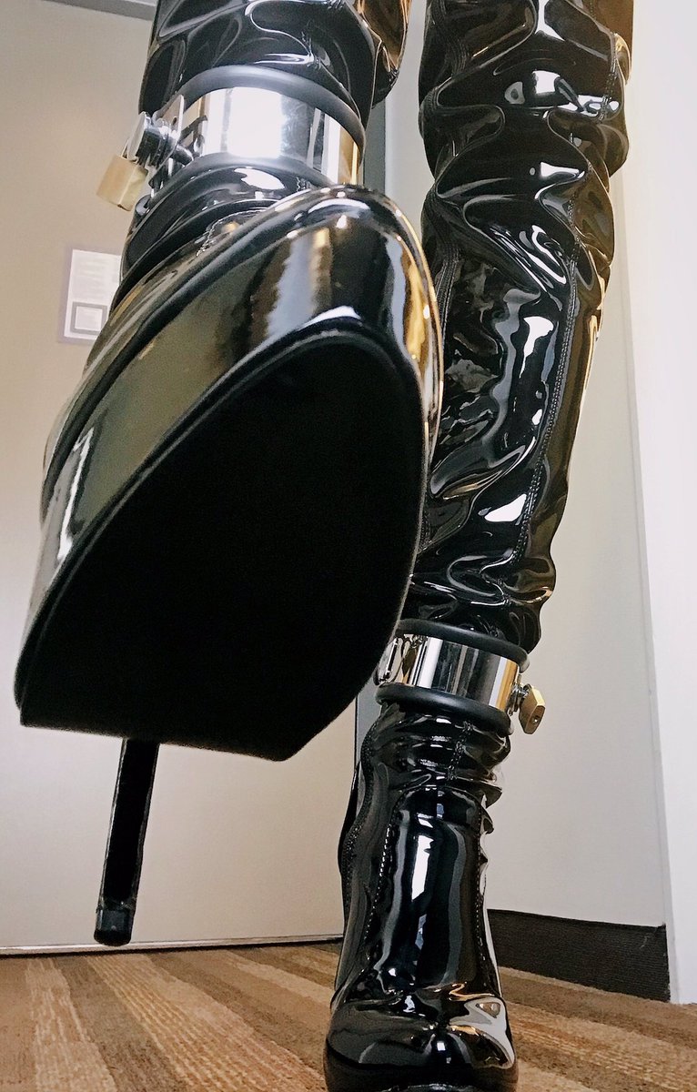 zdhb_latex's tweet photo. ่ฟ่ขซ้ไฝ็่่ฆๅนฒๅฅ๏ผ
#้ซ่ท #่ฟ่้ด #่้ฃ #ๆ็ผ #ๆผ็ฎ #HighHeelBoot #LegCuff #MetalBondage https://t.co/NmkVfLhHXO