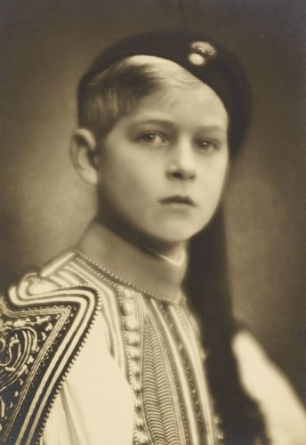 xfailadis's tweet photo. #PrincePhilip, #Duke of #Edinburgh, onetime Prince of Denmark & Greece,dressed in the Greek traditional dress uniform of an #Evzone #Guard w cap & embroidered waistcoat! photos 1930, Paris, by Russian photographer Emile Marcovitch. #Greece200years #Greece200 via @ByzHistoryTweep https://t.co/cEfgwD1eYH