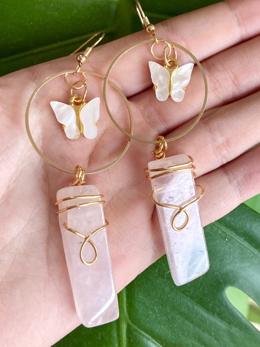 A cute pair of Rose Quartz and butterfly earrings🌷🌸 link is on my page 🥰🧚🏼