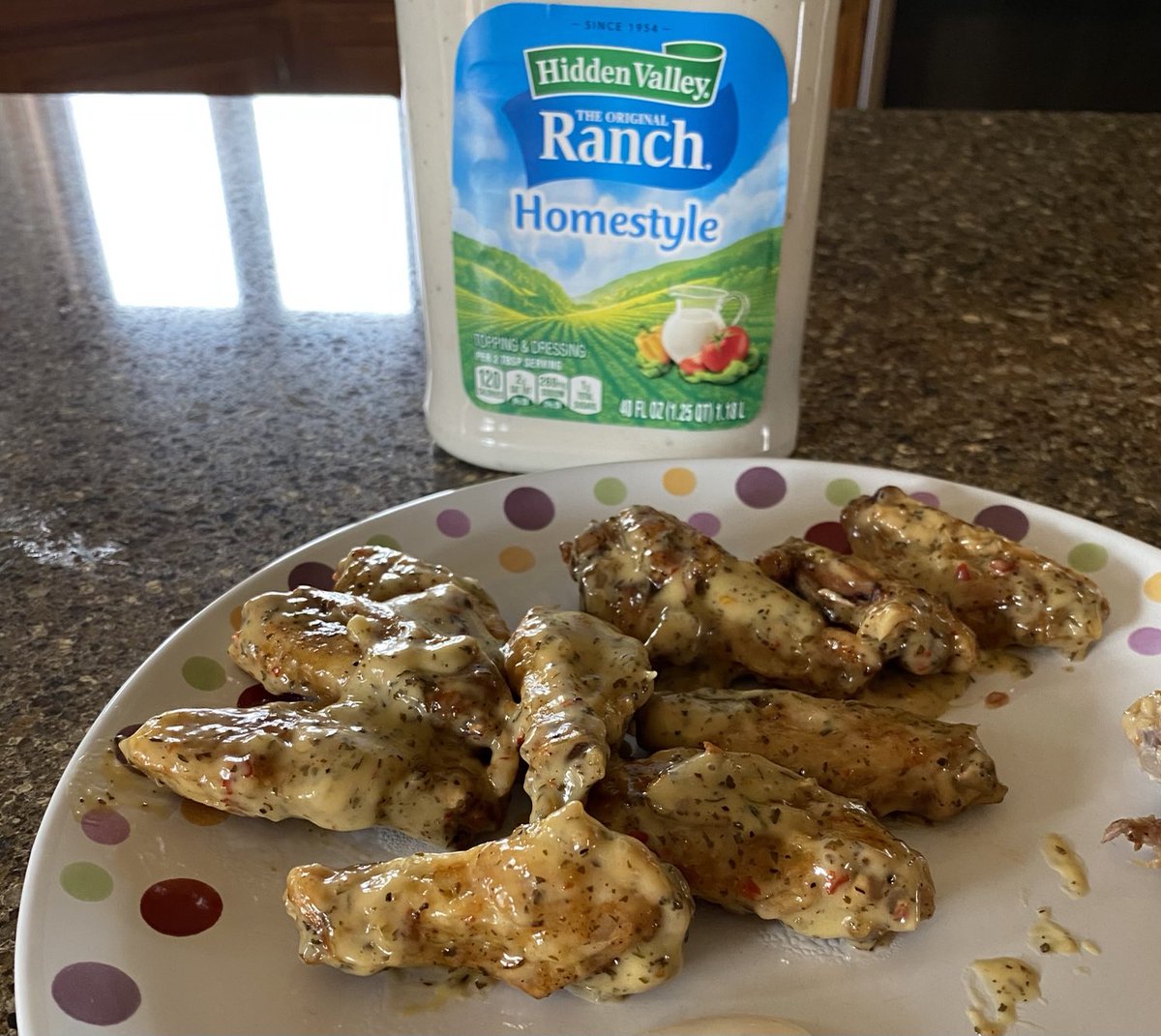 NannyRae14's tweet image. If you don’t have a giant bottle of ranch while you’re eat spicy chicken wings are you even from the Midwest??

#OPE
#HiddenValleyRanch