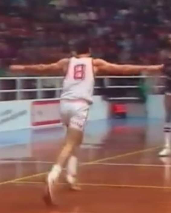 hqgcKobeBryant's tweet photo. L'aeroplanino di #AzaPetrović, nel breve (e intenso) periodo italiano con la #Scavolini #Pesaro di fine anni Ottanta...
Indimenticabile! 😎🔝
#hoquasiserieA https://t.co/MnDZTvpV2n