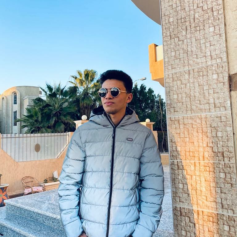 يكسرك غالي ويجبرك غريب، الغريب يبقا غالي والغالي يرجع غريب🖤