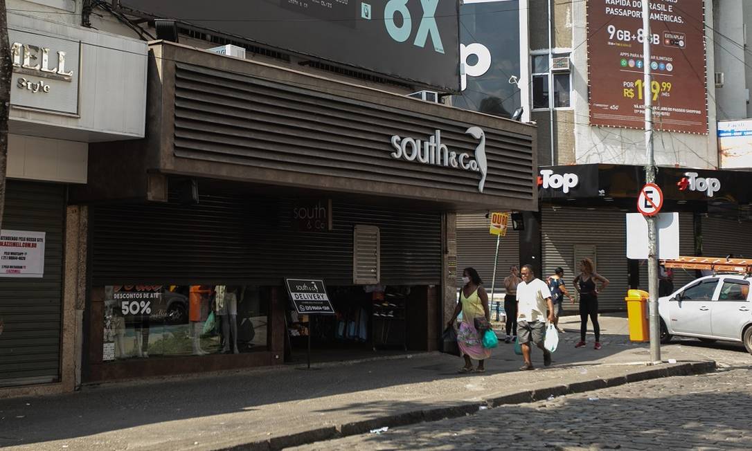 OGlobo_Rio's tweet photo. Drible às restrições no Rio tem loja com luz apagada, venda à meia porta, prateleiras interditadas e até atendimento por app https://t.co/sSdryVFxNS https://t.co/AfHSdCr7kc