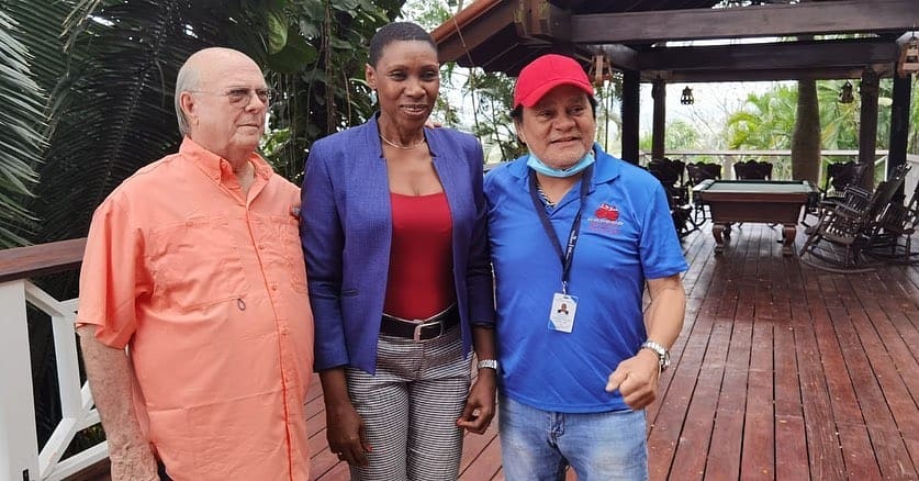 HipolitoMejiaD's tweet photo. Grato recibir en la finca de San Cristobal, la visita de cortesía de las glorias del deporte latino el legendario Boxeador Roberto "Mano de Piedra" Duran y la gloria del Volleyball cubano Mireya Luis !!! https://t.co/BMKhf2nirk