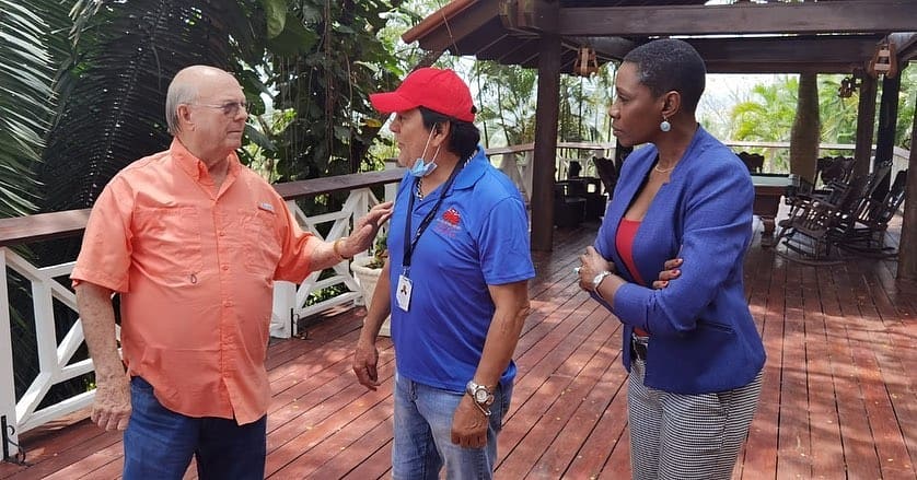 HipolitoMejiaD's tweet photo. Grato recibir en la finca de San Cristobal, la visita de cortesía de las glorias del deporte latino el legendario Boxeador Roberto "Mano de Piedra" Duran y la gloria del Volleyball cubano Mireya Luis !!! https://t.co/BMKhf2nirk