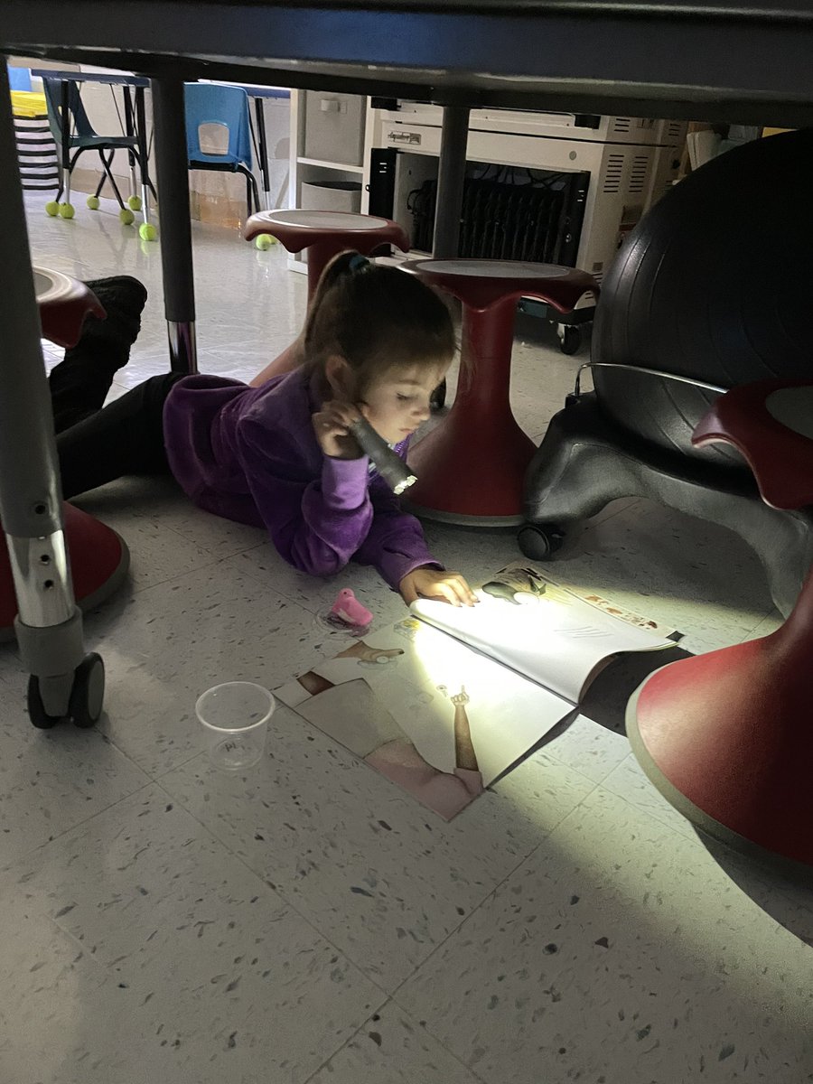 SaraRennhack's tweet photo. It was an exciting day in Kindergarten! Flashlight Friday was a success! We studied the L blends this week, so we can ended with FLashlights that GLow! ❤️ @SheppardJets #iamwfisd https://t.co/byp8BzwgFn
