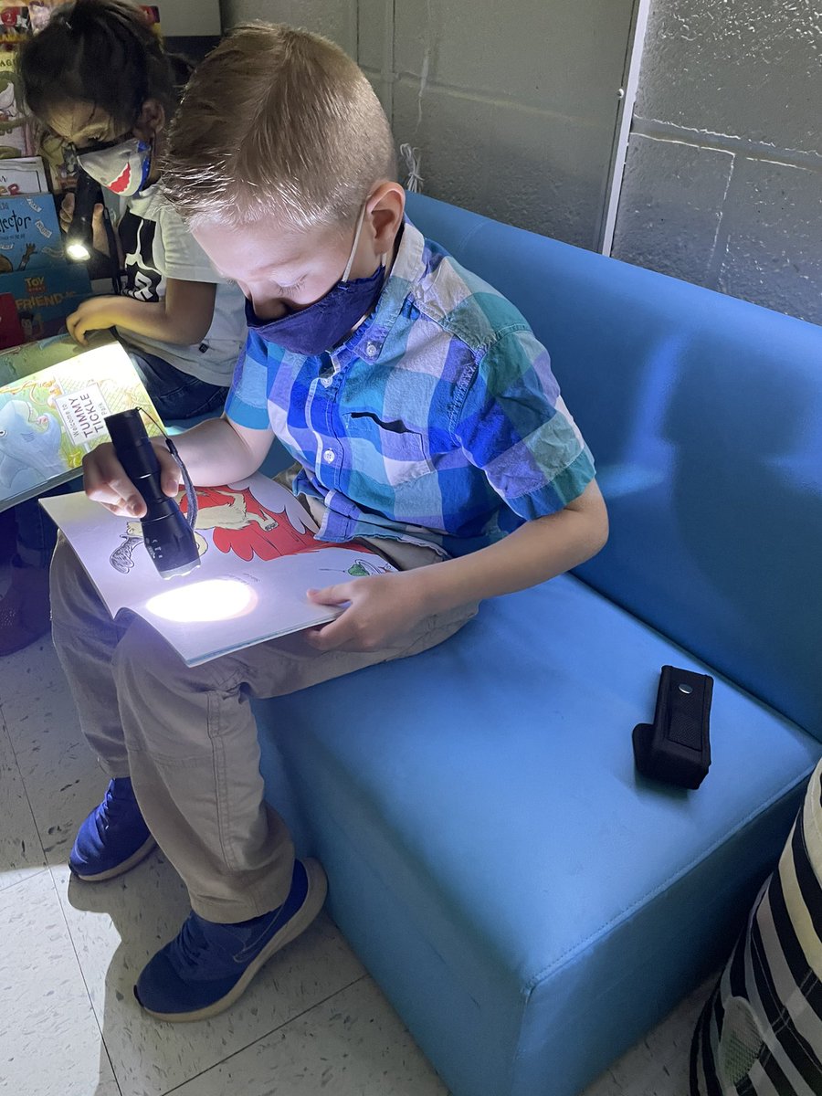 SaraRennhack's tweet photo. It was an exciting day in Kindergarten! Flashlight Friday was a success! We studied the L blends this week, so we can ended with FLashlights that GLow! ❤️ @SheppardJets #iamwfisd https://t.co/byp8BzwgFn