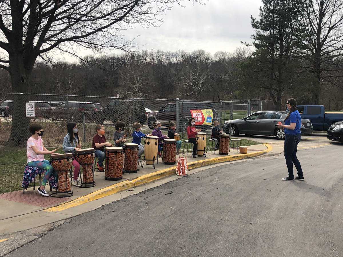 How about a little entertainment during dismissal?  Shout out to @MustangMusic512 and the drum line for their performance today! <a href="/theSMSD/">SM School District</a>