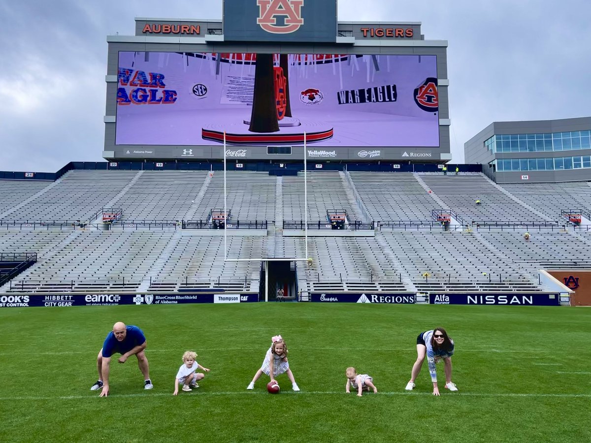 colecubelic's tweet photo. When people say...
“Now you have a starting 5”
This is what they mean, right?
My O-line. https://t.co/Jy1BUm1Idv