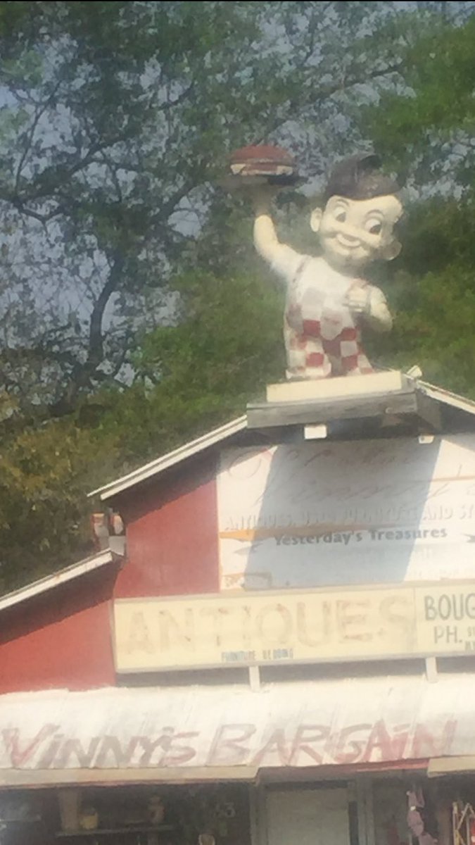 randywrites2012's tweet image. Another roadside attraction 
#antiqueshops 
#StatesboroGA
#RoadWarrior 😎💚