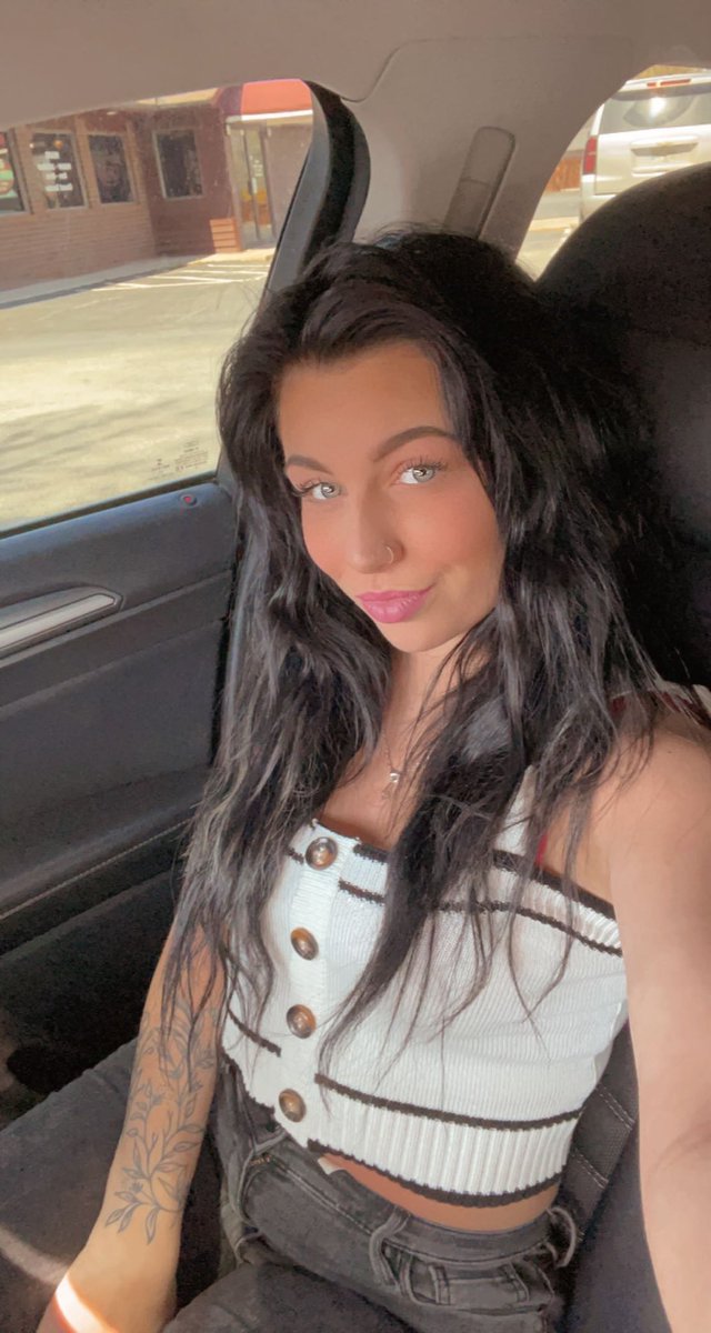 HuntMaddison's tweet photo. Me again X 2 https://t.co/dFUG6oHZGT