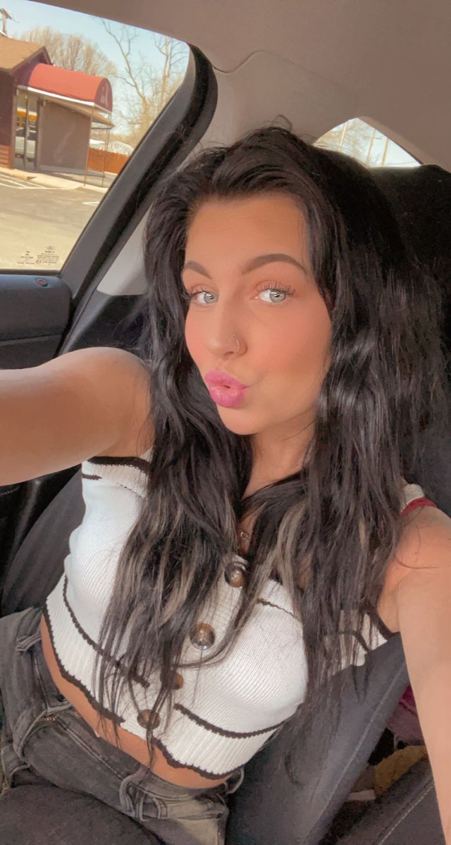 HuntMaddison's tweet photo. Me again X 2 https://t.co/dFUG6oHZGT