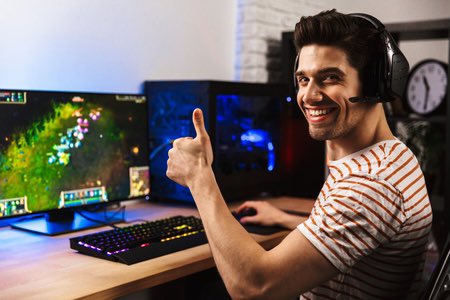 ThePessi69200's tweet photo. Un joueur pc              Un joueur pessi https://t.co/IDfsC23KuQ